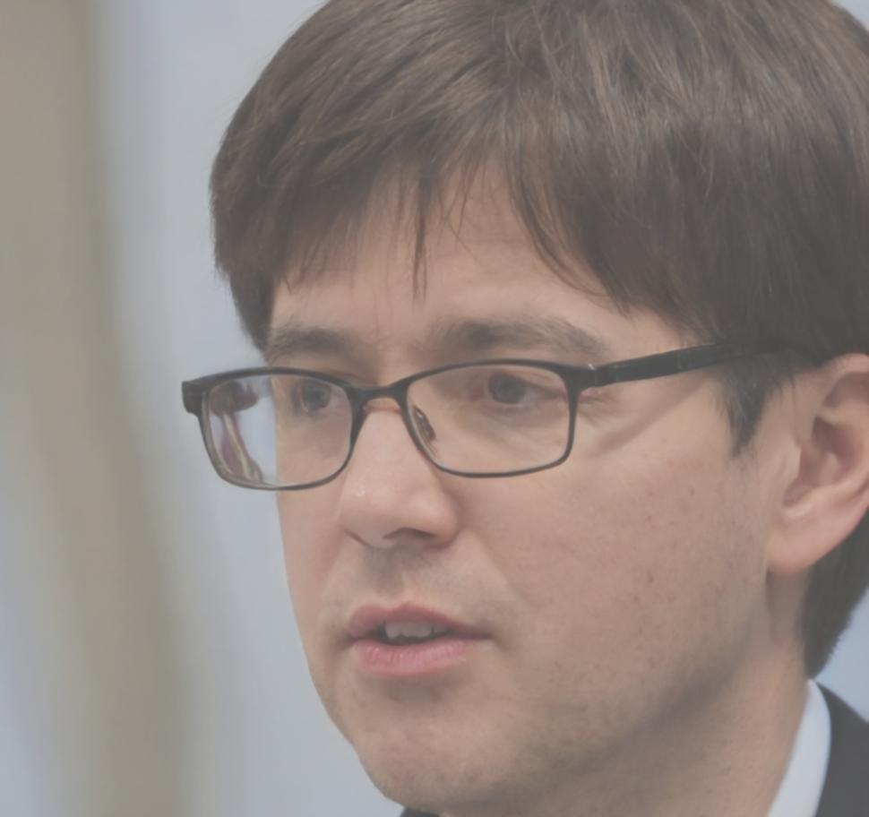 Dr. Marcus Weber, Finanzanalyst und Dozent